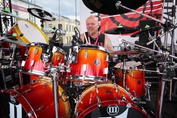 Russell Gilbrook, UK-based WFL III artist with style! He picked out this sunset look for his new kit, and well, it’s inspiring. On tour now with @uriahheepofficial 🤘